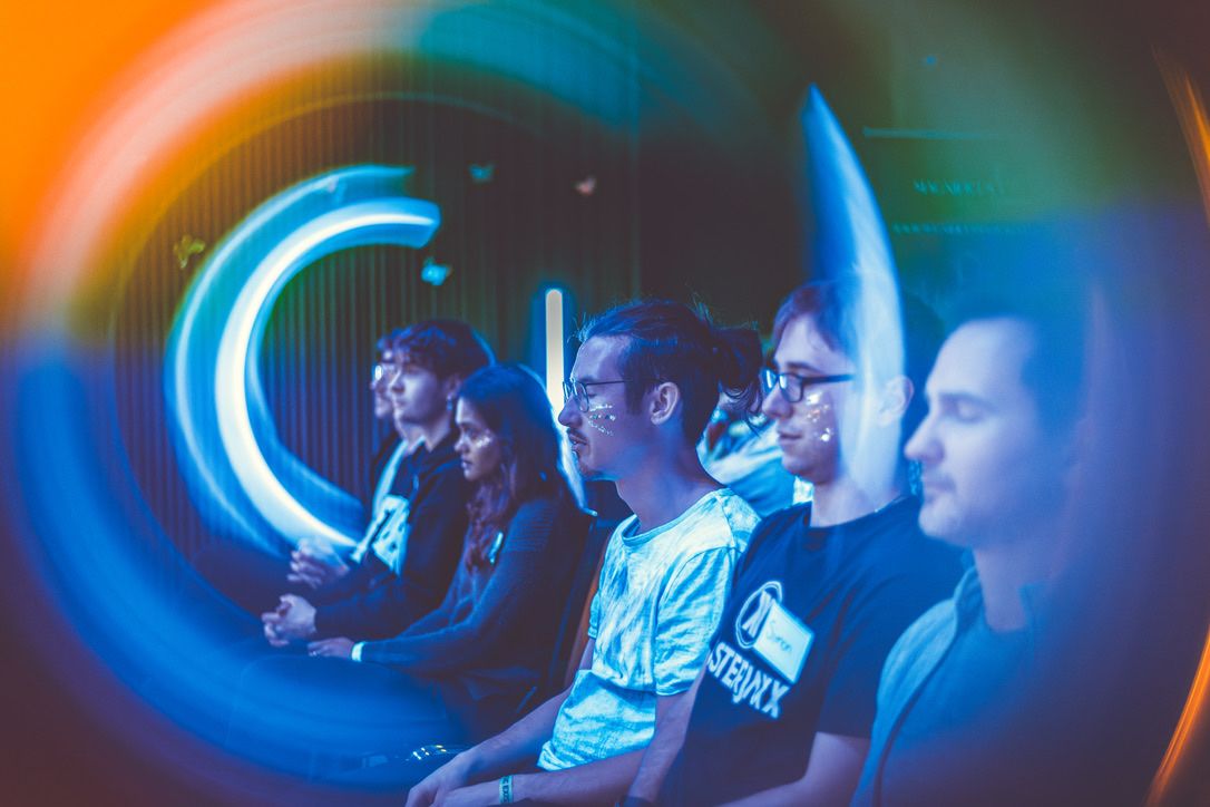Teilnehmer bei Magic Flow im blauen Licht